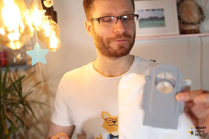 Der Einwegstaubbeutel der Roborock S8 Pro Ultra Absaugstation wird in den Händen gehalten.